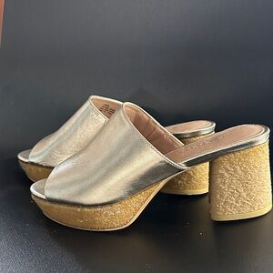 Aerosoles Canie size 7 Women’s Soft Gold Metallic Mules